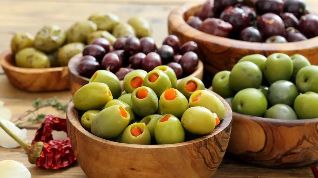 Descubre los beneficios de las aceitunas: Salud cardiovascular y deliciosos aperitivos