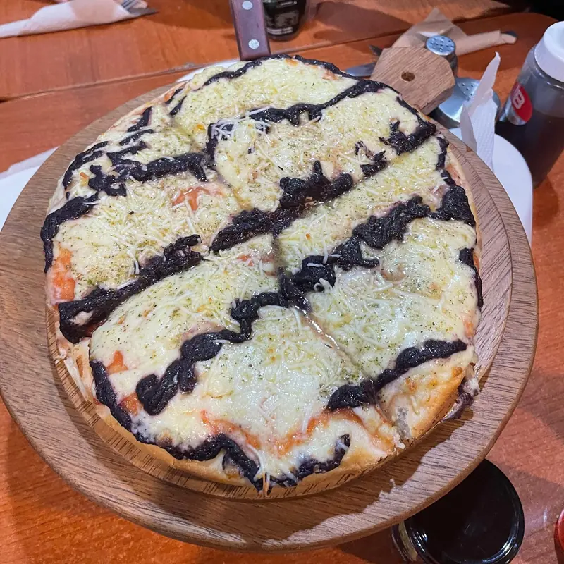 Pizza personalizada con dip de aceituna negra al orégano