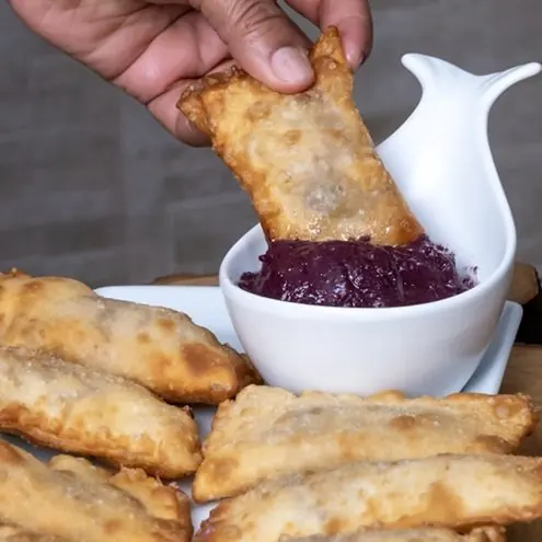 Tequeños con dip de aceituna