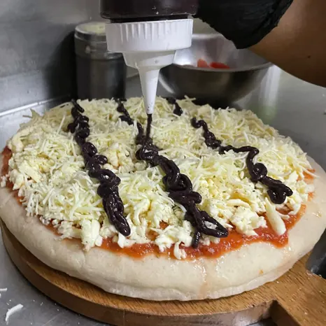 Pan al ajo con dip de aceituna
