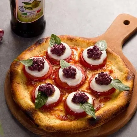 Pizza con bordes rellenos de dip de aceituna