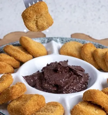 Nuggets de pollo con dip de aceituna