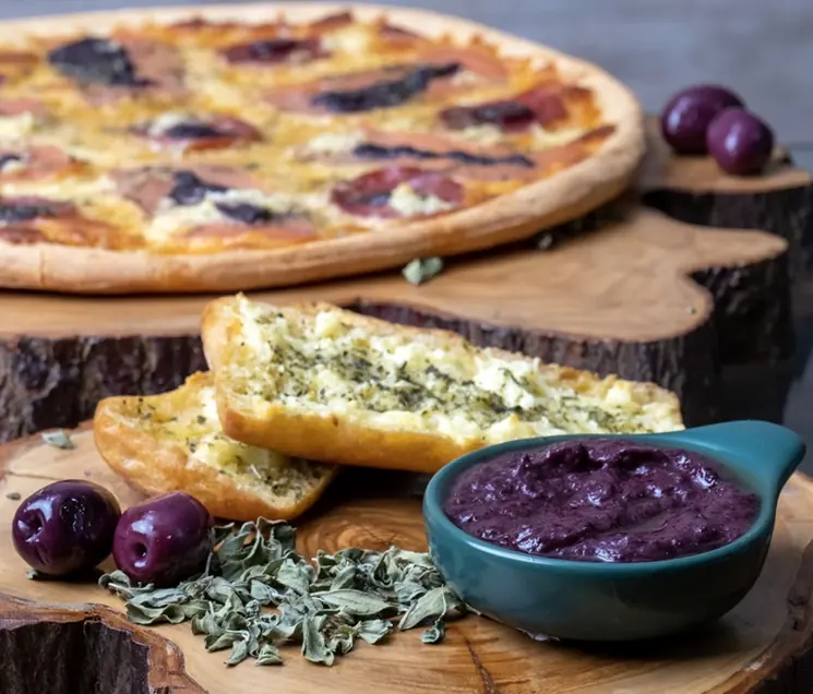 Pan al ajo con dip de aceituna