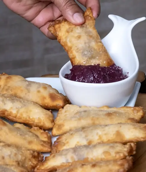 Tequeños con dip de aceituna