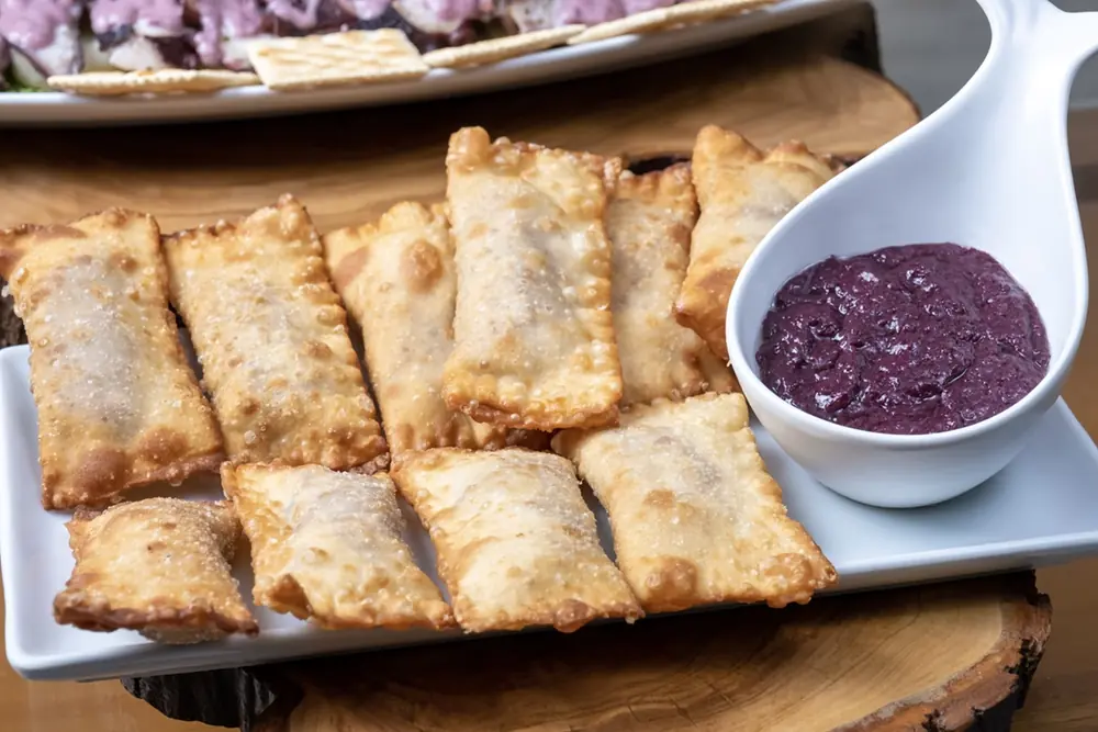 Tequeños con dip de aceituna